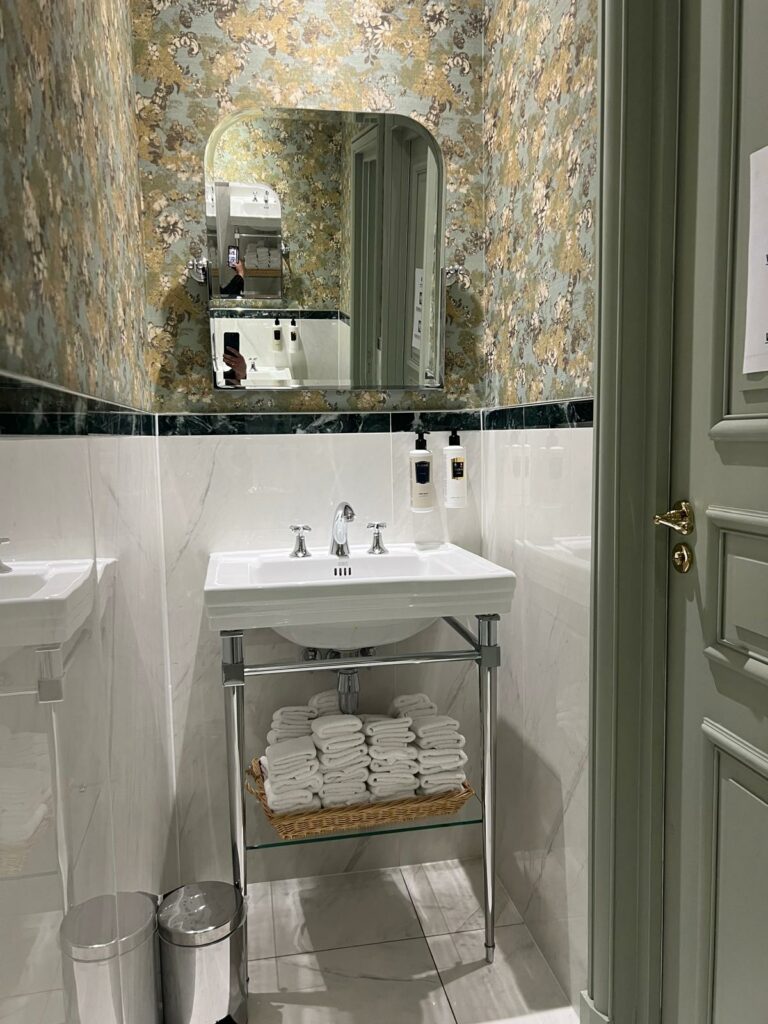 HOTEL WESTMINSTER - Photo 1